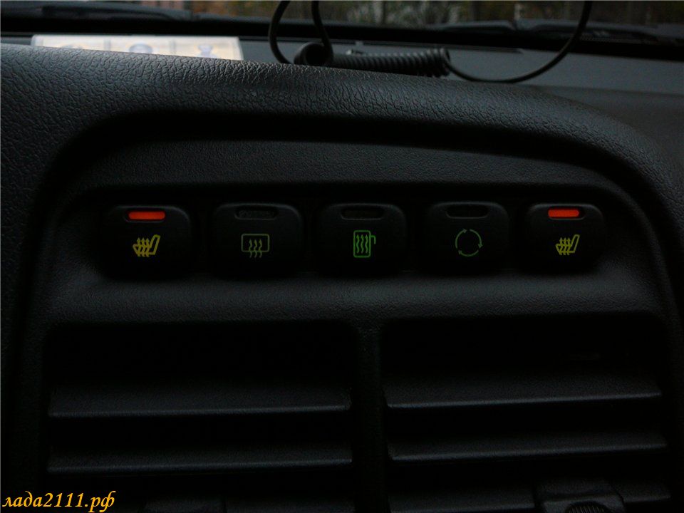 кнопки подогрева сидений ВАЗ 2110 включены